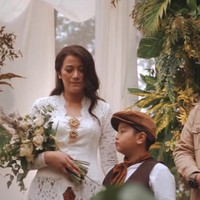 Ramon Y. Tungka menikahi wanita bernama Cisya di Pasuruan, Jawa Timur. Ramon baru saja memperlihatkan foto-foto pernikahan uniknya di Instagram yang digelar di Kedai Hutan Cempaka. Foto: Instagram Cisya dan Ramon Y Tungka