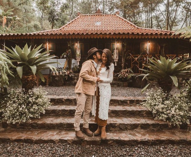 Penampilan Ramon di hari bahagianya itu pun begitu unik dengan nuansa koboi. Tidak mengenakan pakaian adat atau jas. Ramon menggunakan jaket safari warna camel dengan celana warna senada. Foto: Instagram Cisya