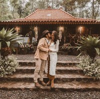 Penampilan Ramon di hari bahagianya itu pun begitu unik dengan nuansa koboi. Tidak mengenakan pakaian adat atau jas. Ramon menggunakan jaket safari warna camel dengan celana warna senada. Foto: Instagram Cisya