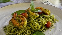 Perpaduan pesto dari daun basil segar dengan udang yang gurih kenyal sangat enak di lidah. Apalagi ditambah taburan keju. Kamu bisa membuat sendiri dengan panduan resep praktis ini. Foto: iStock