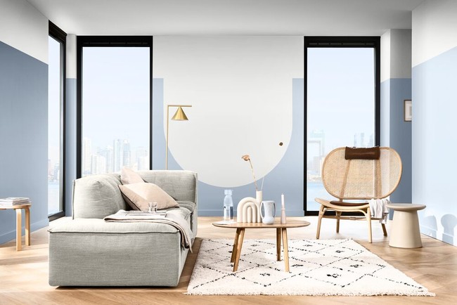 Warna biru yang cerah juga memberi efek lapang pada ruangan yang mungi. (Foto: Dok: Dulux/Akzo Nobel)