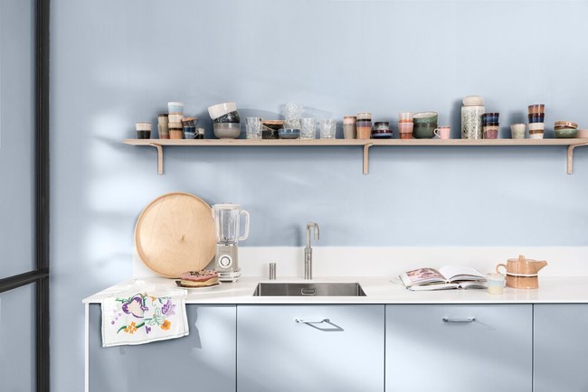 Biru langit sebagai tren warna 2022 juga dapat Anda aplikasikan untuk dapur. Kehadiran warna tersebut bisa bikin hati bersukacita saat menyiapkan masakan untuk orang tercinta di rumah. (Foto: Dok: Dulux/Akzo Nobel)