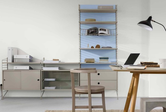 Saat biru langit menjadi aksen untuk interior ruangan kerja. Reza Gunawan, seorang praktisi kesehatan holistik dan self-healing, menyoroti efek warna biru terhadap psikologis seseorang. Biru cenderung menenangkan, bisa merendahkan detak jantung, dan bisa meningkatkan fokus, katanya di kesempatan yang sama. (Foto: Dok: Dulux/Akzo Nobel)