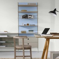 Saat biru langit menjadi aksen untuk interior ruangan kerja. Reza Gunawan, seorang praktisi kesehatan holistik dan self-healing, menyoroti efek warna biru terhadap psikologis seseorang. Biru cenderung menenangkan, bisa merendahkan detak jantung, dan bisa meningkatkan fokus, katanya di kesempatan yang sama. (Foto: Dok: Dulux/Akzo Nobel)