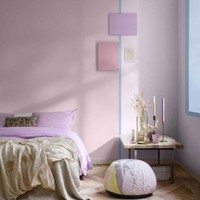 Hadirkan sentuhan feminin dengan kombinasi pink pastel sebagai warna utama. Biru langit hadir di kusen jendela, seolah warnanya menyatu dengan langit di luar. (Foto: Dok: Dulux/Akzo Nobel)