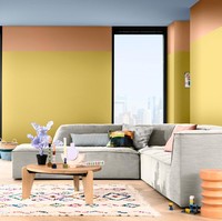 Selain dinding, warna biru langit juga bisa diaplikasikan pada plafon rumah sehingga ruangan terasa lebih lapang. (Foto: Dok: Dulux/Akzo Nobel)