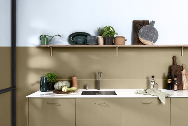 Jika dapur terasa monoton, Anda dapat memadukan biru langit dengan warna-warna alam. (Foto: Dok: Dulux/Akzo Nobel)