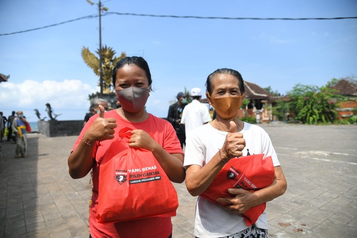 Sahabat Ganjar Bagi-bagi Sembako