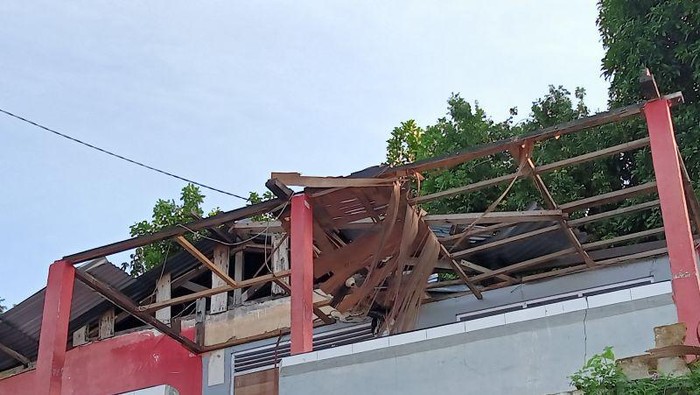 Salah satu rumah warga di Kelurahan Kampung Baru Kota Sorong yang rusak akibat angin kencang pada 8 Desember 2021. (ANTARA/Ernes Broning Kakisina)