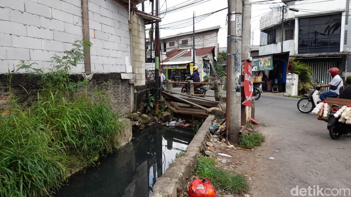 Sampah di got Jl Pintu Air, Jati Rahayu, Bekasi, 10 Desember 2021. (Marteen Ronaldo Pakpahan/detikcom)