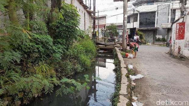 Sampah di got Jl Pintu Air, Jati Rahayu, Bekasi, 10 Desember 2021. (Marteen Ronaldo Pakpahan/detikcom)