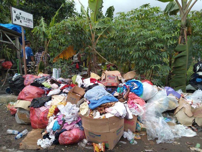 sampah menggunung di tempat pengungsian semeru