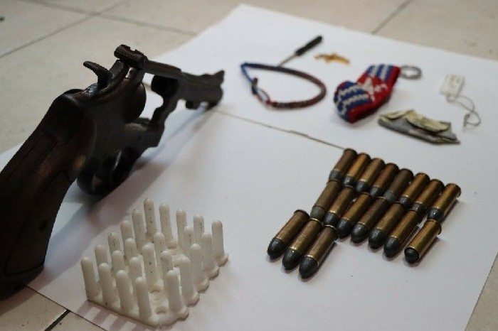 Sepucuk pistol beserta 18 butir amunisi yang dicuri WR dari anggota Polres Yapen di Serui. (ANTARA/HO-Polresta Jayapura Kota)