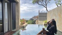 Setiap paginya, Anggy tidak bisa melewatkan momen ngopinya apalagi di tepi kolam renang seperti ini. Foto: Instagram @anggynovia_