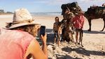 Tak Biasa, Wanita Ini Keliling Australia Bareng 5 Unta