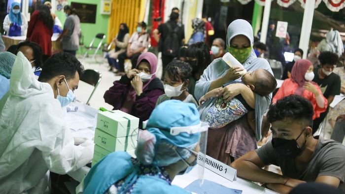 Warga antre untuk mendapatkan vaksin COVID-19 di Jakarta, Kamis (9/12/2021). Indonesia menempati peringkat lima dalam daftar negara-negara sedunia dengan jumlah orang terbanyak yang sudah disuntik vaksin COVID-19 dosis penuh, menurut Our World in Data hingga Selasa (7/12/2021). ANTARA FOTO/Rivan Awal Lingga/rwa.