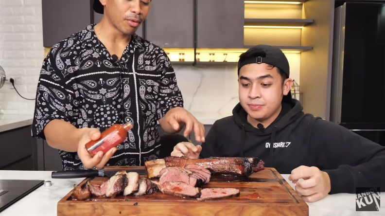 Tomahawk Steak Pakai Bumbu 'Neraka'. Tanboy Kun menambahkan bumbu 8 carolina reaper kering.