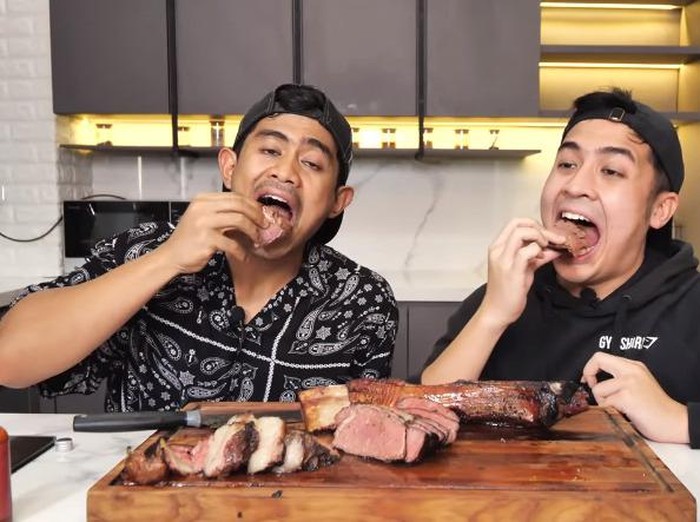 Tomahawk Steak Pakai Bumbu Neraka. Tanboy Kun menambahkan bumbu 8 carolina reaper kering.
