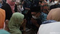 Hal tersebut juga dilakukan oleh Gubernur Jabar Ridwan Kamil. Usai menyalatkan jenazah, Kang Emil sapaan karibnya langsung bertemu Umi sapaan Siti Muntamah untuk menyampaikan ucapan duka cita.  