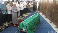 Kang Emil menyampaikan jenazah Oded akan dimakamkan di kampung halamannya Kota Tasikmalaya.  
