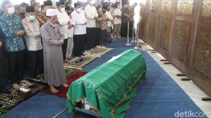 Wali Kota Bandung Oded M Danial meninggal dunia karena sakit jantung. Jenazah Oded rencananya dimakamkan di Kota Tasikmalaya.