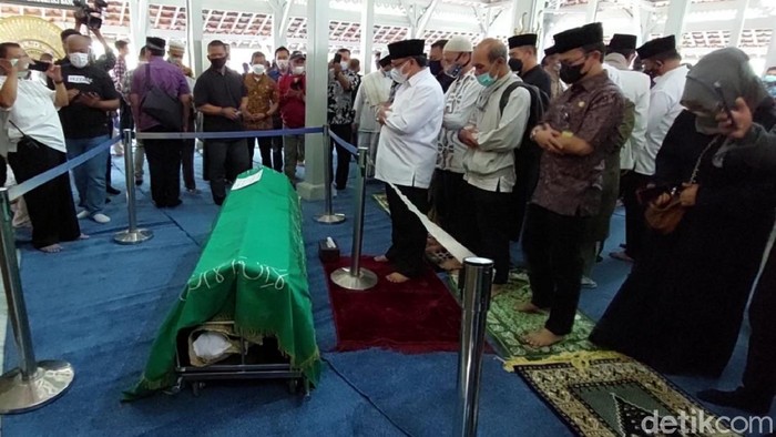 Wali Kota Bandung Oded M Danial meninggal dunia karena sakit jantung. Jenazah Oded rencananya dimakamkan di Kota Tasikmalaya.