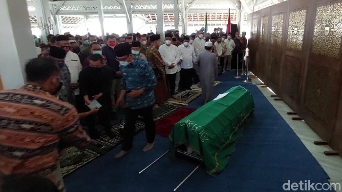 Usai Disalatkan, Jenazah Wali Kota Bandung Oded Akan Dimakamkan di Tasik Wali Kota Bandung Oded M Danial meninggal dunia karena sakit jantung. Jenazah Oded rencananya dimakamkan di Kota Tasikmalaya.