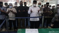 Sekadar diketahui, Wali Kota Bandung Oded M Danial meninggal dunia saat akan melaksanakan salat Jumat di Masjid Mujahidin, Kota Bandung, Jumat (10/12/2021). Oded meninggal karena sakit jantung.  