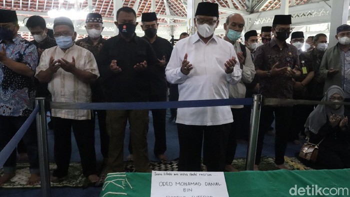 Wali Kota Bandung Oded M Danial meninggal dunia karena sakit jantung. Jenazah Oded rencananya dimakamkan di Kota Tasikmalaya.