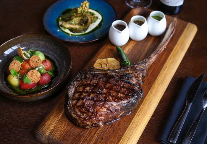 VIEW Steak Bar: Bisa Cicip Tomahawk Steak dengan Saus Jamur Truffle