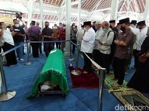 Wali Kota Bandung Meninggal Saat Salat Jumat, Ini Kronologinya