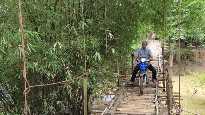 Warga bertaruh nyawa saat melintasi jembatan rusak di Pandeglang