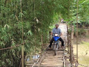 Penampakan Jembatan Piano di Pandeglang yang Bikin Ngeri-ngeri Sedap