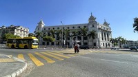 Deretan bisnis dan pasar ditutup di kota terbesar, Yangon, dan jalan-jalan yang biasanya penuh sesak sepi dari lalu lintas. Pemandangan serupa juga terjadi di kota terbesar kedua di Mandalay.