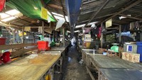 Foto ini menunjukkan pasar yang kosong di pusat kota Yangon, Myanmar. Aktivis meminta orang-orang untuk tinggal di rumah dan bisnis tutup pada hari Jumat untuk memprotes pengambilalihan militer Myanmar yang menggulingkan pemerintah terpilih Aung San Suu Kyi.