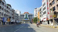 Seorang pria mengendarai sepeda motor di jalan kosong dekat stasiun kereta api Jumat, (10/12/2021), di Mandalay, Myanmar tengah.