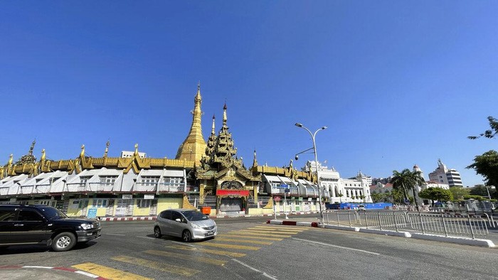 Warga Gelar Aksi Mogok, Myanmar Sunyi Senyap Aktivis menyerukan orang-orang untuk tinggal di rumah dan bisnis tutup untuk memprotes pengambilalihan militer Myanmar yang menggulingkan pemerintah terpilih Aung San Suu Kyi, Jumat, (10/12/2021). Aksi ini juga menandai Hari Hak Asasi Manusia Internasional. (AP Photo)