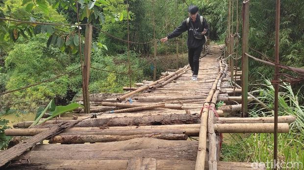 Warga saat melintasi jembatan piano di Pandeglang