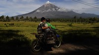 Pengungsi terdampak awan panas guguran (APG) Gunung Semeru mengangkut barang mengunakan motor di Curah Koboan, Lumajang, Jawa Timur, Jumat (10/12/2021). Gunung Semeru mempunyai puncak tertinggi 3.676 meter dari permukaan laut (mdpl). Puncaknya dikenal sebagai Mahameru dan menjadi favorit para pendaki gunung. (Zabur Karuru/AntaraFoto)