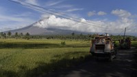 Pengungsi terdampak awan panas guguran (APG) Gunung Semeru mengangkut barang mengunakan motor di Curah Koboan, Lumajang, Jawa Timur, Jumat (10/12/2021). Semeru merupakan gunung berapi tertinggi ketiga di Indonesia setelah Kerinci di Sumatra dan Rinjani di NTB. (Zabur Karuru/AntaraFoto)