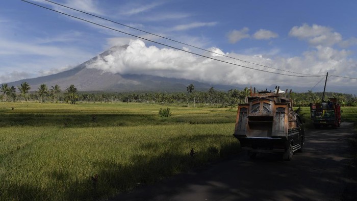 Warga Terdampak Semeru Berbondong Selamatkan Harta Benda Pengungsi terdampak awan panas guguran (APG) Gunung Semeru mengangkut perabotan rumah tangga menggunakan truk di Curah Koboan, Lumajang, Jawa Timur, Jumat (10/12/2021). Pengungsi terdampak APG Gunung Semeru mulai kembali ke rumahnya untuk mengamankan sejumlah barang yang masih bisa dipergunakan dan saat ini sedikitnya 6.542 jiwa warga terdampak APG Gunung Semeru mengungsi yang tersebar di 121 titik pengungsian. ANTARA FOTO/Zabur Karuru/aww.