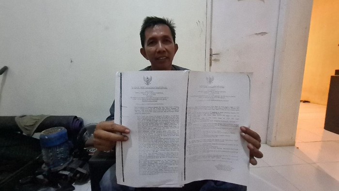 14 sertifikat tiba-tiba muncul atas nama satu orang di kawasan Kampung Sumur Bandung, Desa Citepus, Kecamatan Palabuhanratu, Kabupaten Sukabumi. Salah seorang pemilik rumah Rudi Fridnanda mengaku heran dengan munculnya sertifikat tersebut.
