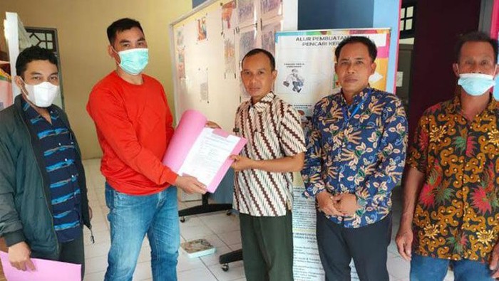 Warga yang merasa dihina oleh TKA asal Australia melapor ke Disnakertrans Kabupaten Murung Raya, Kamis (9/12/2021). (ANTARA/Supriadi)