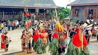 Para Hudoq disambut oleh pemangku adat dan diberi gelang serta menyentuh telur ayam kampung.