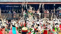 Setelah mengikuti serangkaian ritual di dalam Lamin, para Hudoq mulai turun dari Lamin menuju Lapangan untuk menari.