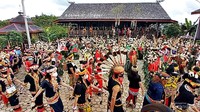 Seluruh masyarakat adat ikut menari mengelilingi para Hudoq dengan Pola Lingkaran tanpa putus.