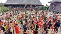 Ritual Hudoq ditarikan secara Massal.