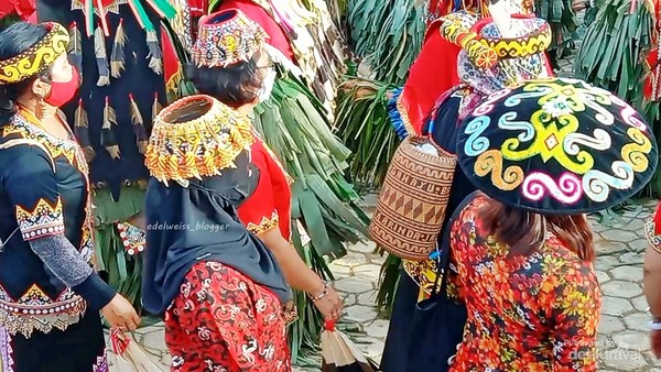 Warna warni penutup kepala Masyarakat adat Suku Dayak Bahau.