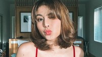 Di foto ini, Awkarin tampak selfie dengan sensual.  Foto: Awkarin/ Instagram