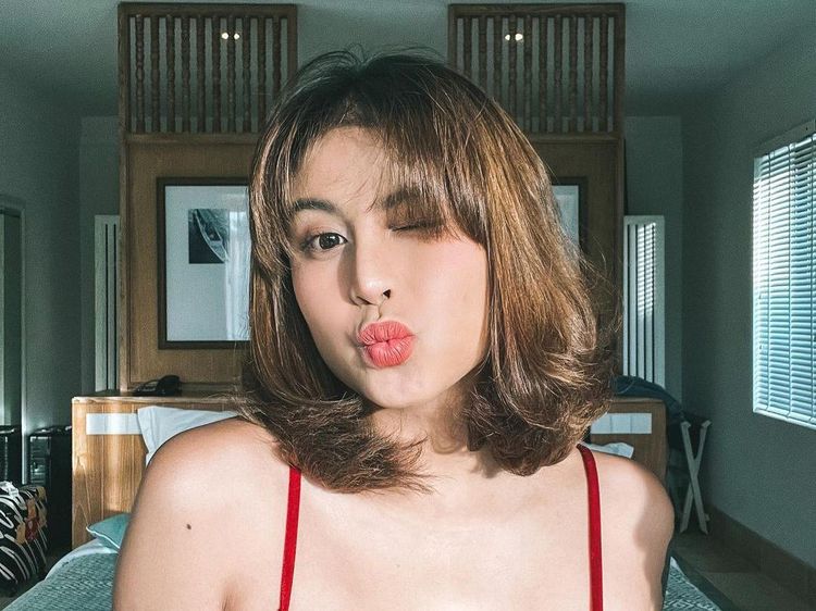 5 Pose Membara Awkarin